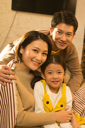 幸福的一家三口照片