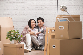 年轻夫妇坐在地板上喝水