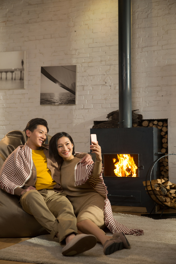 浪漫情侣用手机拍照 浪漫情侣用手机拍照