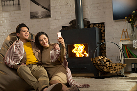 浪漫情侣用手机拍照