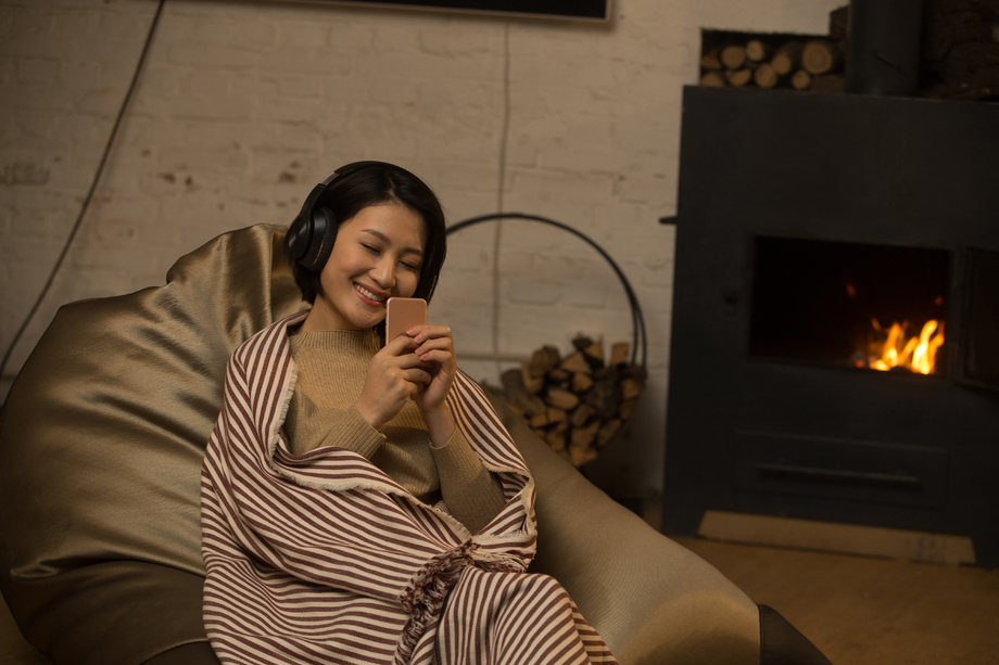 青年女人听音乐