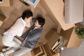 年轻夫妇躺在地板上