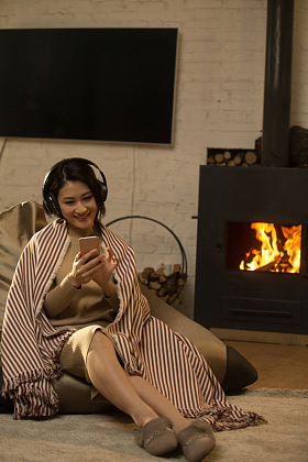 青年女人听音乐图片