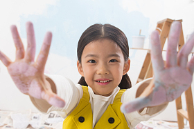 满手涂料的小女孩