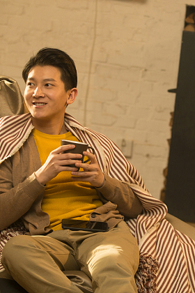 青年男人坐在房间里照片