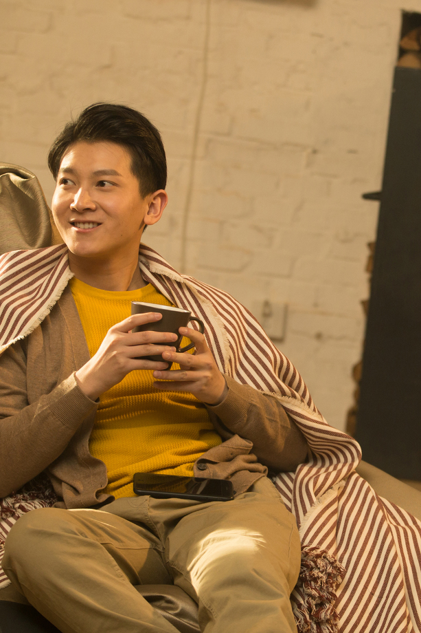 青年男人坐在房间里照片 青年男人坐在房间里照片