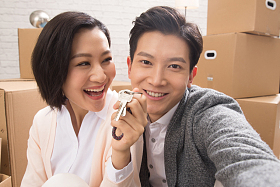 年轻夫妇拥抱