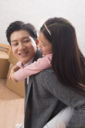 爸爸和女儿玩耍照片