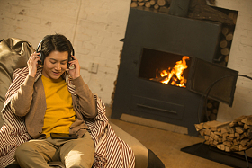 青年男人听音乐