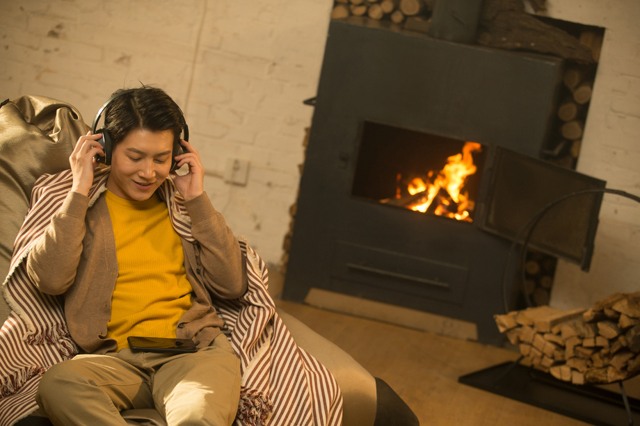 青年男人听音乐