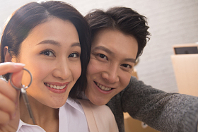 年轻夫妇拥抱照片