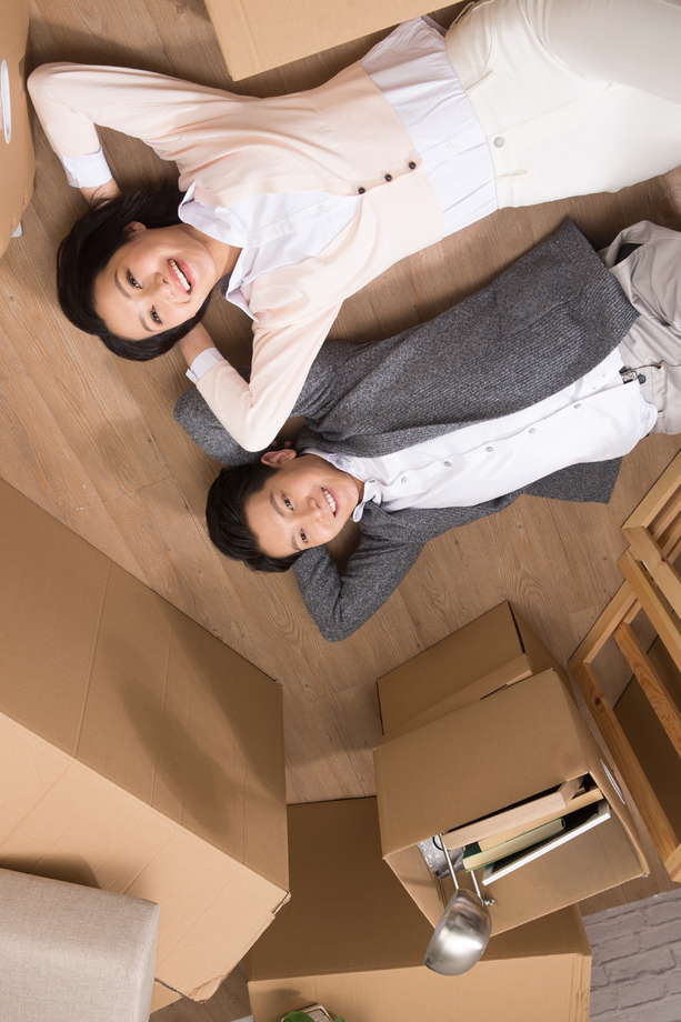 年轻夫妇躺在地板上 年轻夫妇躺在地板上
