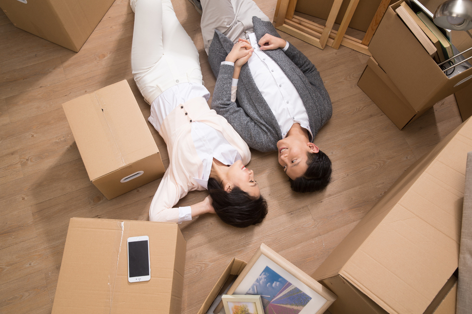 年轻夫妇躺在地板上 年轻夫妇躺在地板上