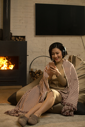 青年女人听音乐图片