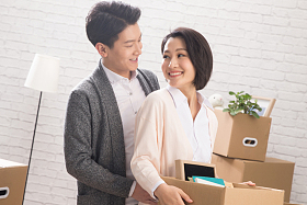 年轻夫妇搬新家