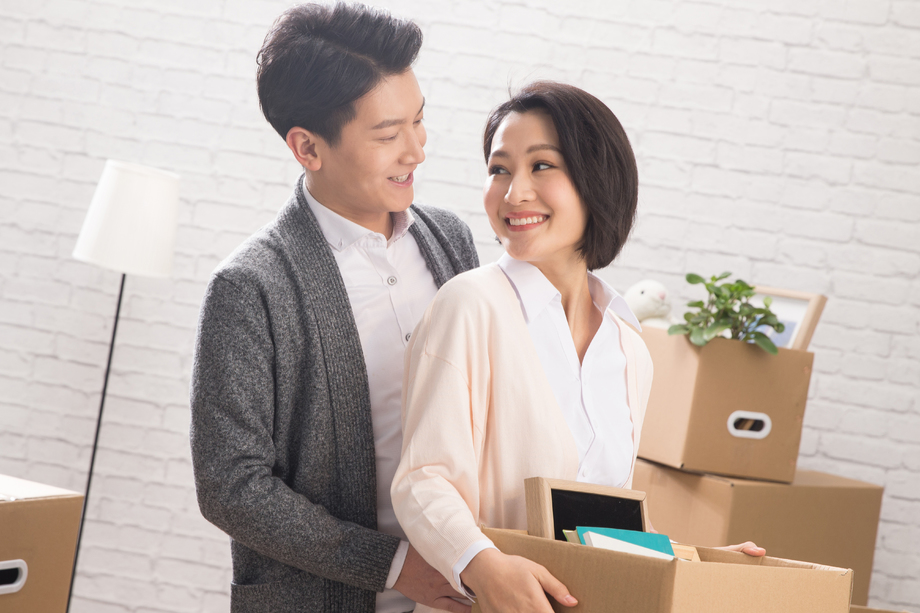 年轻夫妇搬新家