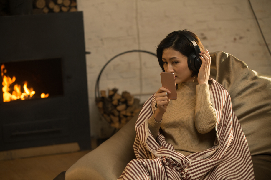 青年女人听音乐