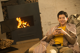 青年男人坐在房间里照片