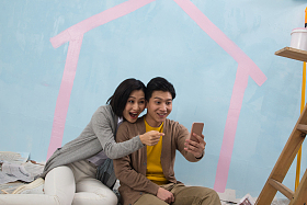 年轻夫妇用手机拍照图片