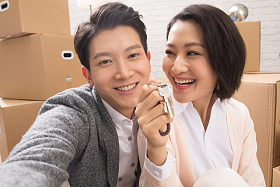 年轻夫妇拥抱照片