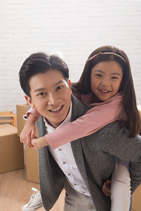 爸爸和女儿玩耍图片