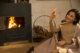 青年女人听音乐图片