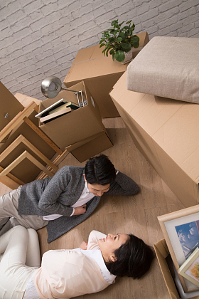 年轻夫妇躺在地板上