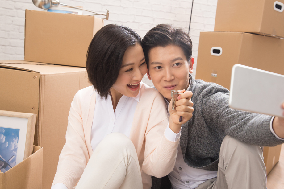 年轻夫妇用手机拍照照片