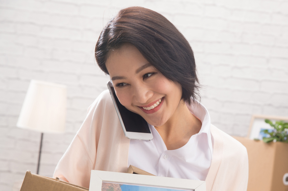 青年女人打电话 青年女人打电话