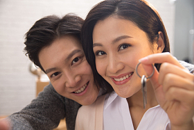 年轻夫妇拥抱图片