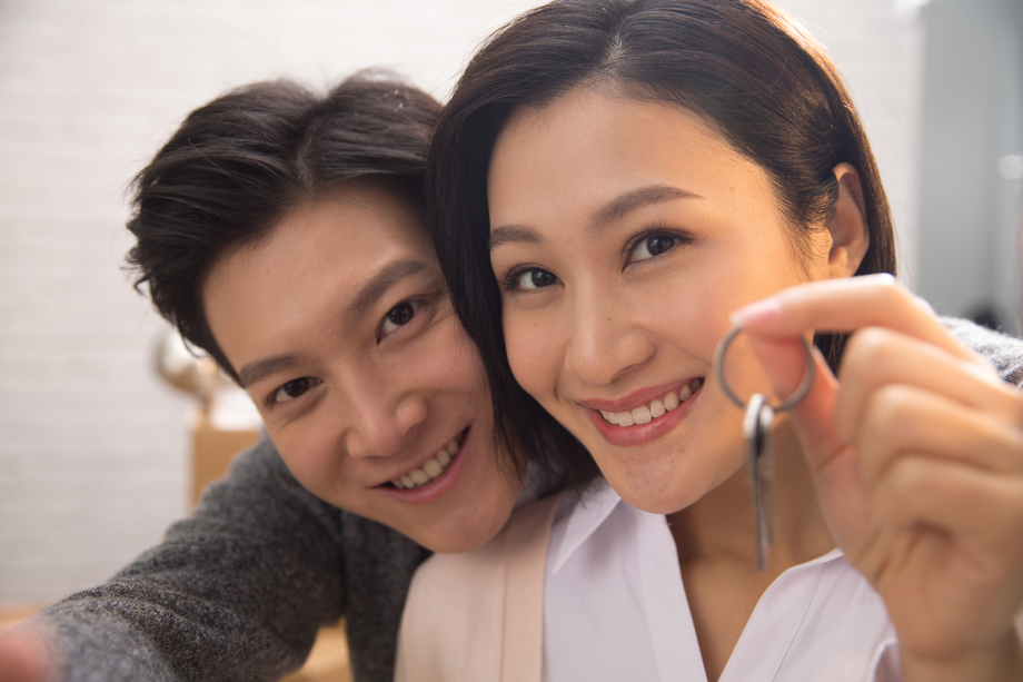 年轻夫妇拥抱图片 年轻夫妇拥抱图片