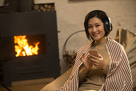 青年女人听音乐图片