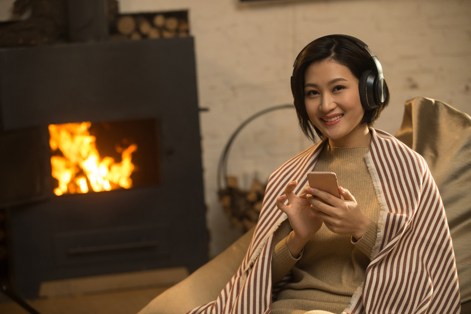 青年女人听音乐图片