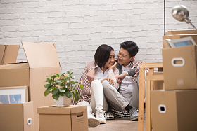 年轻夫妇坐在地板上喝水