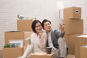 年轻夫妇用手机拍照照片