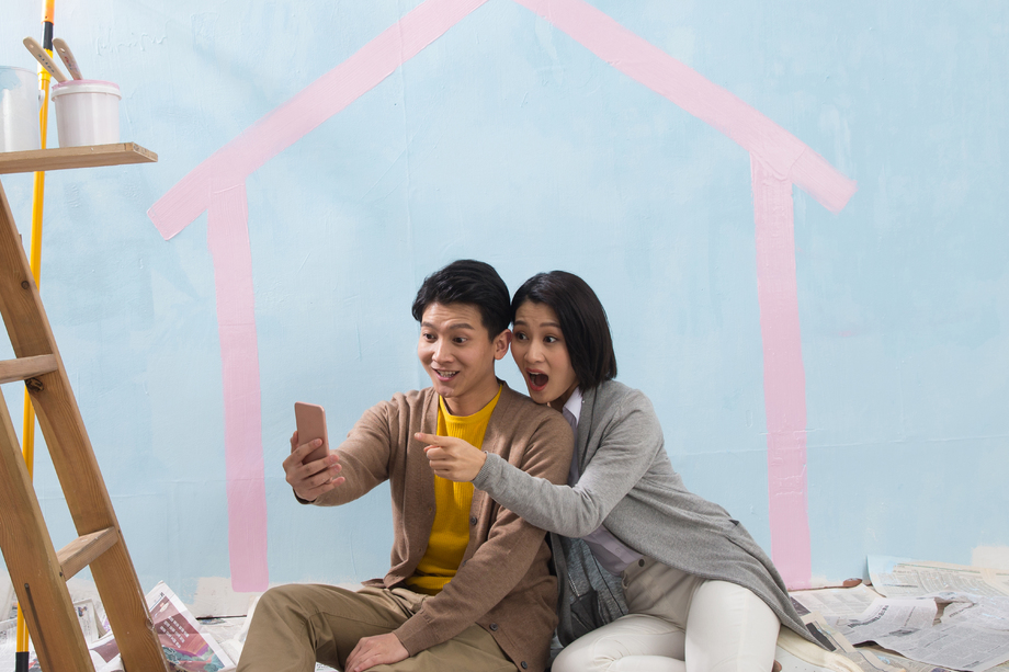 年轻夫妇用手机拍照图片