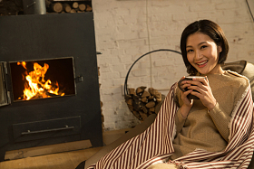 青年女人坐在房间