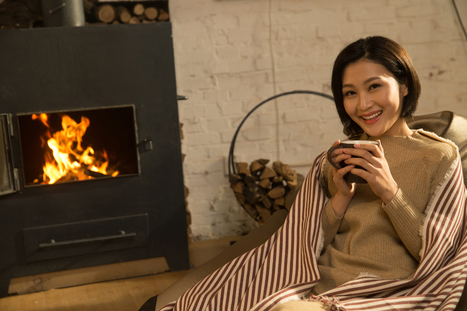 青年女人坐在房间