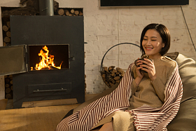 青年女人坐在房间里图片