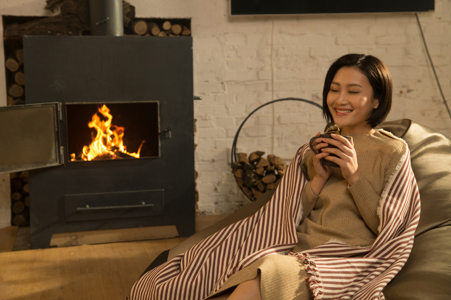 青年女人坐在房间里图片