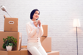 青年女人喝水图片