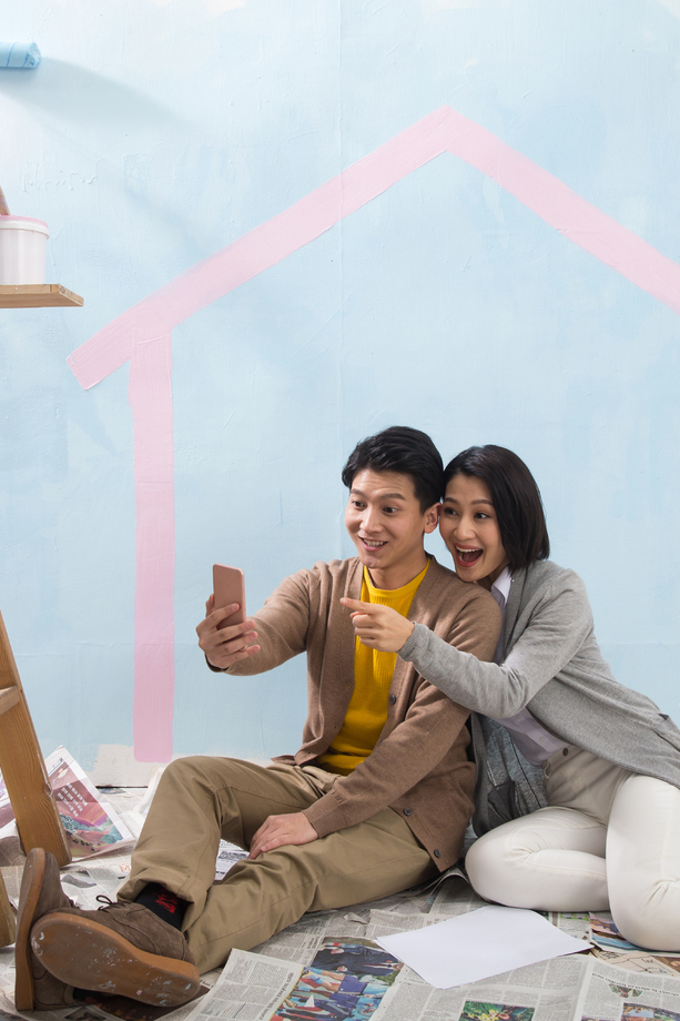 年轻夫妇用手机拍照图片