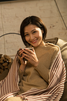 青年女人坐在房间