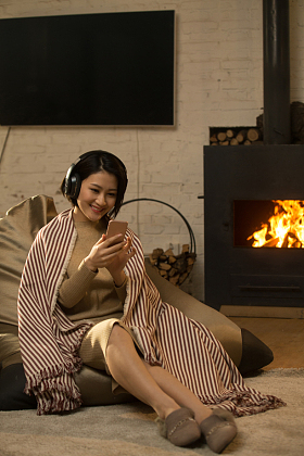 青年女人听音乐图片