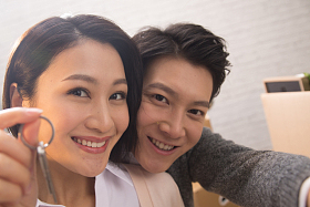 年轻夫妇拥抱图片