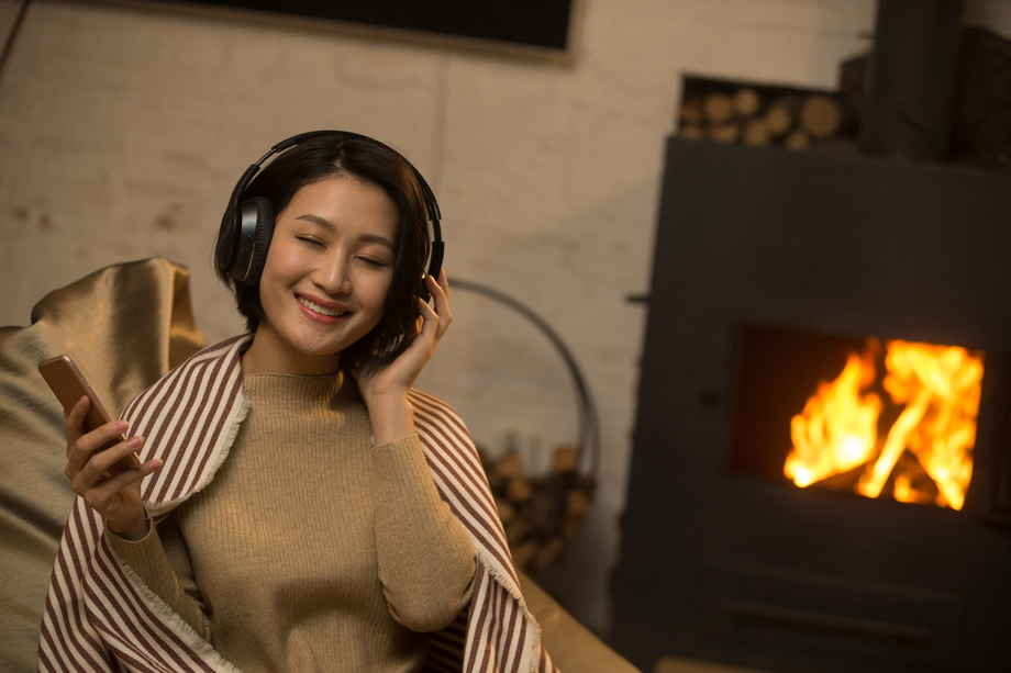 青年女人听音乐