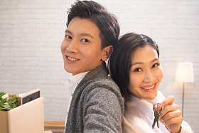 年轻夫妇拥抱图片