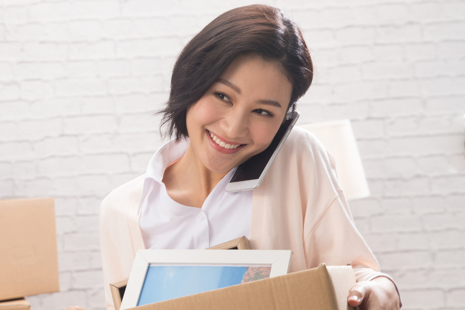 青年女人打电话
