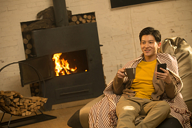 青年男人坐在房间