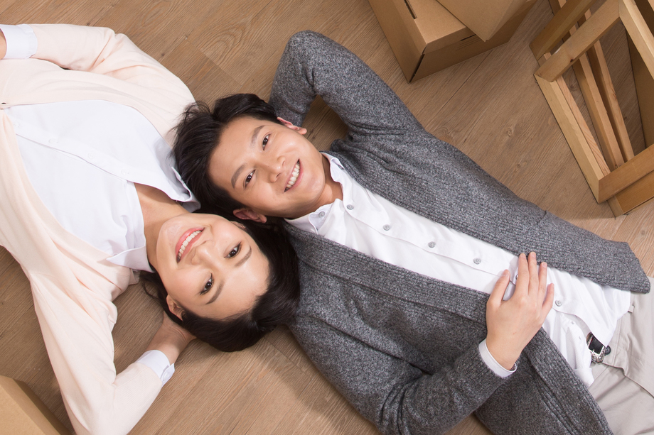 年轻夫妇躺在地板上照片 年轻夫妇躺在地板上照片